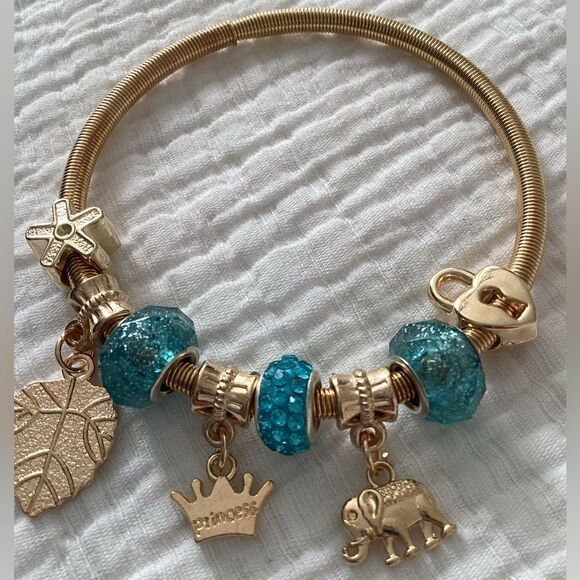 NWT gold tone metal charm bracelet slight stretch - Picture 2 of 5